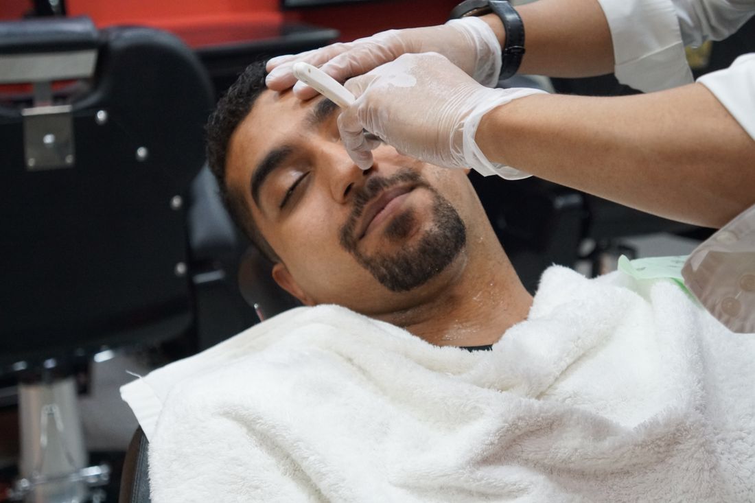 Klassische Rasur mit dem Messer beim Barbier